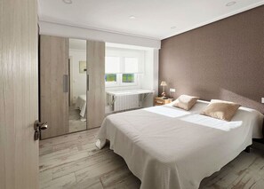 Desk, WiFi, bed sheets - 3 rooms apartment close beach (Santander)