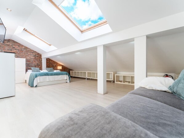 Iron/ironing board, WiFi, bed sheets - Loft on iconic street (Santander)