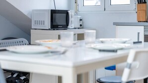 Een moderne keuken met een magnetron, een spoelbak en een raam met uitzicht.