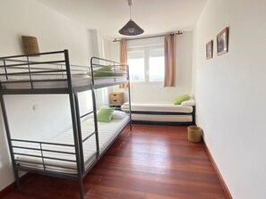 Een bureau, wifi, beddengoed