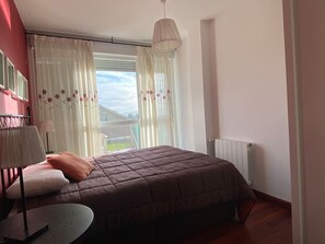 Escrivaninha, Wi-Fi, roupa de cama