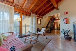 TV - Posada La Canal · habitación estilo rural (Ubiarco)