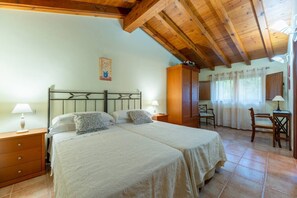 WiFi, bed sheets - Posada La Canal · habitación estilo rural (Ubiarco)