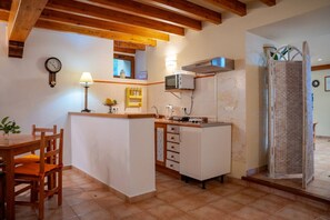 ميكروويف، ماكينة لصنع القهوة/الشاي، محمصة خبز، مستلزمات طهي/أطباق/أوعية