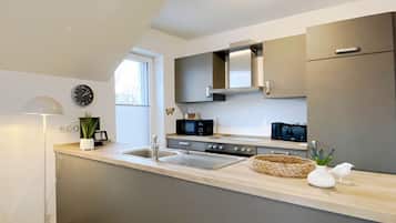 Een koelkast, een magnetron, een oven, een kookplaat