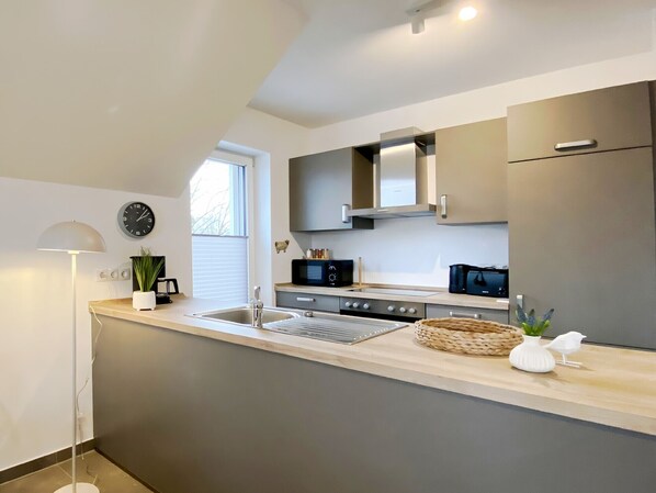 Réfrigérateur, four à micro-ondes, un four, surface de cuisson