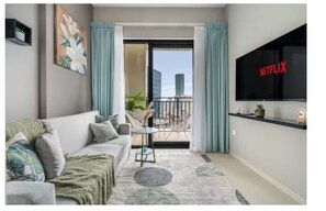 TV - Stylish 1BR in Dubai - Canal View - Walk to Burj Khalifa (Dubai)