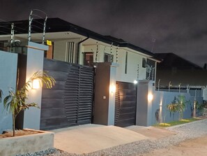 บ้านพัก, 2 ห้องนอน, พร้อมสิ่งอำนวยความสะดวกสำหรับผู้พิการ | บริเวณภายนอก