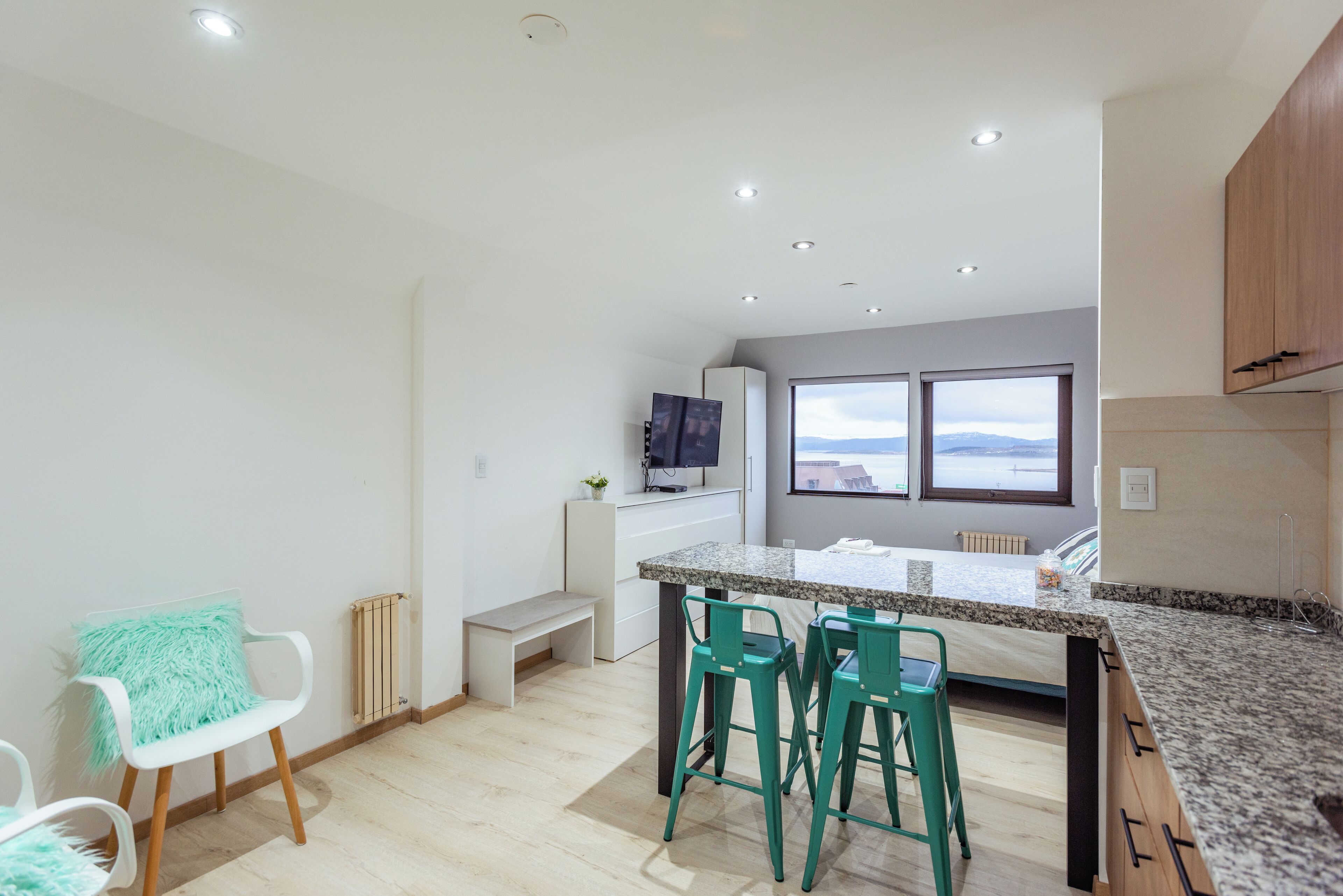 Studio, fjellutsikt | Oppholdsområde | En 40-tommers smart-TV med kabel-kanaler samt Netflix og filmkjøp