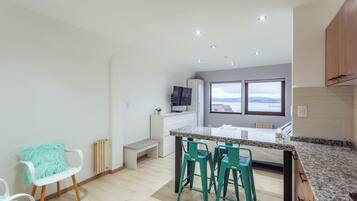 Studio, fjellutsikt | Oppholdsområde | En 40-tommers smart-TV med kabel-kanaler samt Netflix og filmkjøp