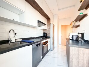 Microwave, oven, stovetop, dishwasher - Peaceful Ocean-View Apartment with Large Enclosed Terrace, Near Casablanca (Casablanca)