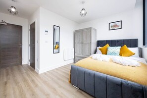 Iron/ironing board, WiFi, bed sheets - Bright Stylish Studio Apartment (Stretford)