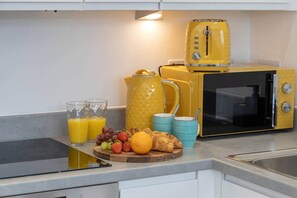 Fridge, microwave, oven, stovetop - Bright Stylish Studio Apartment (Stretford)