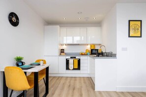 Fridge, microwave, oven, stovetop - Bright Stylish Studio Apartment (Stretford)