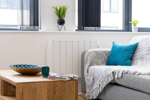 TV - Luxurious Stylish Apartment (Stretford)