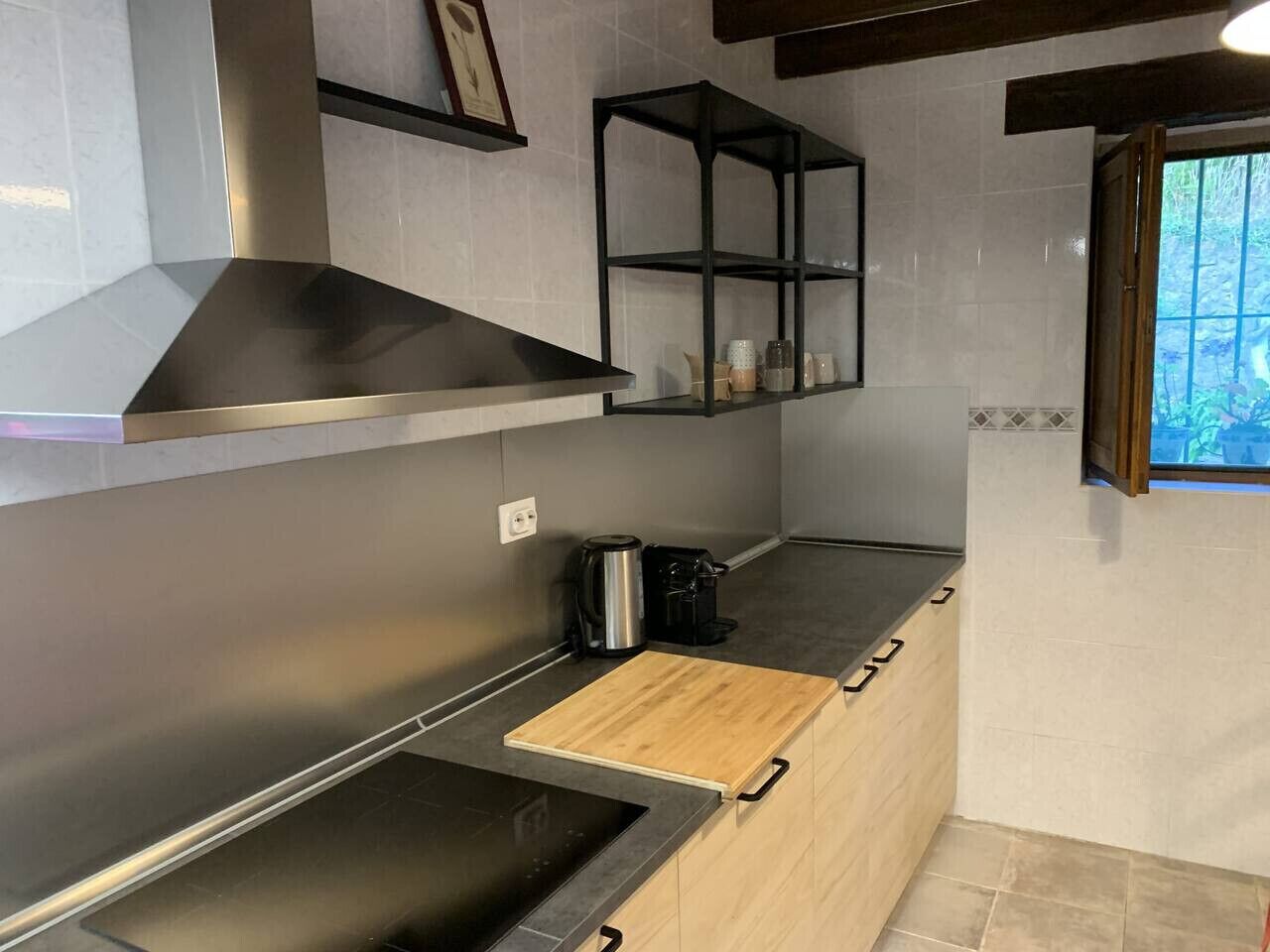 Een koelkast, een magnetron, een oven, een koffiezetapparaat/waterkoker