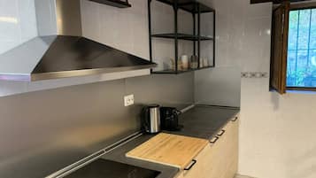 Een koelkast, een magnetron, een oven, een koffiezetapparaat/waterkoker