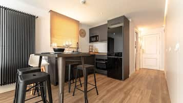 Frigorífico, microondas, horno y lavavajillas