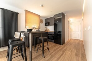 Fridge, microwave, oven, dishwasher - Apartamento a pie de playa en urbanización cerrada (Somo)