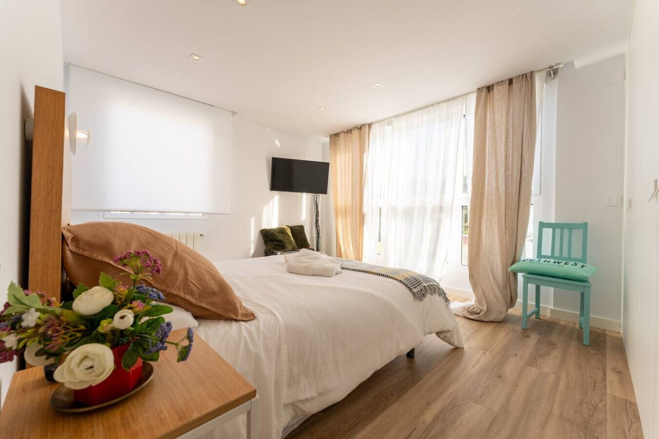 Tabla de planchar con plancha, wifi y ropa de cama 