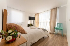 Planxa i posts de planxar, wifi i roba de llit 