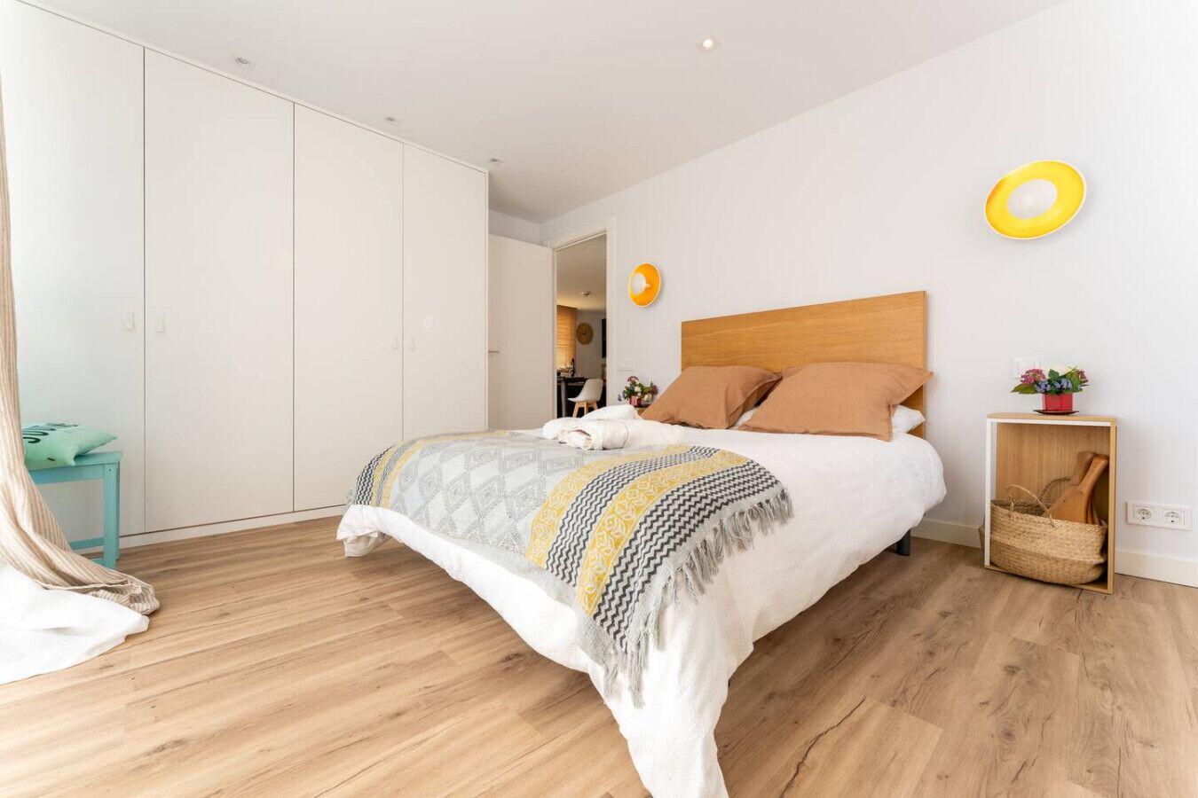 Tabla de planchar con plancha, wifi, ropa de cama