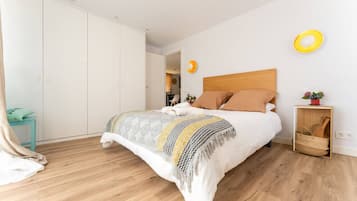 Tabla de planchar con plancha, wifi, ropa de cama