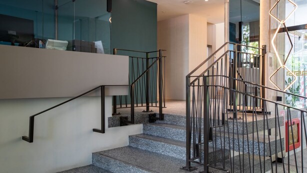 A modern staircase with metal railings and granite steps. - Daplace - Vico Apartment (Milano)