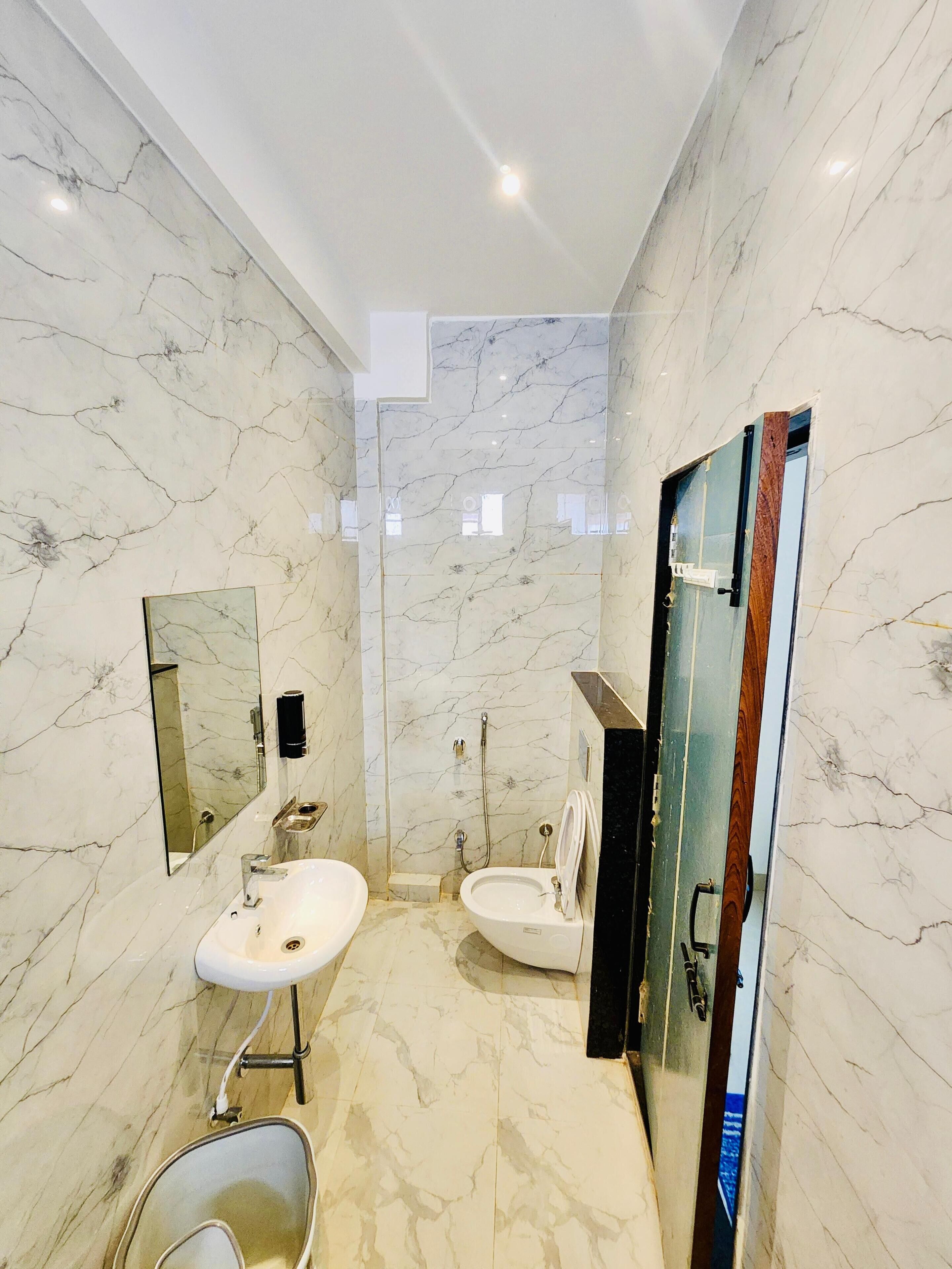 Classic Room, Balcony | Bathroom | Soap, shampoo, toilet paper