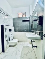 Quarto casal superluxo, sacada, vista para a cidade | Banheiro | Chinelos, toalhas de banho, sabonete, shampoo