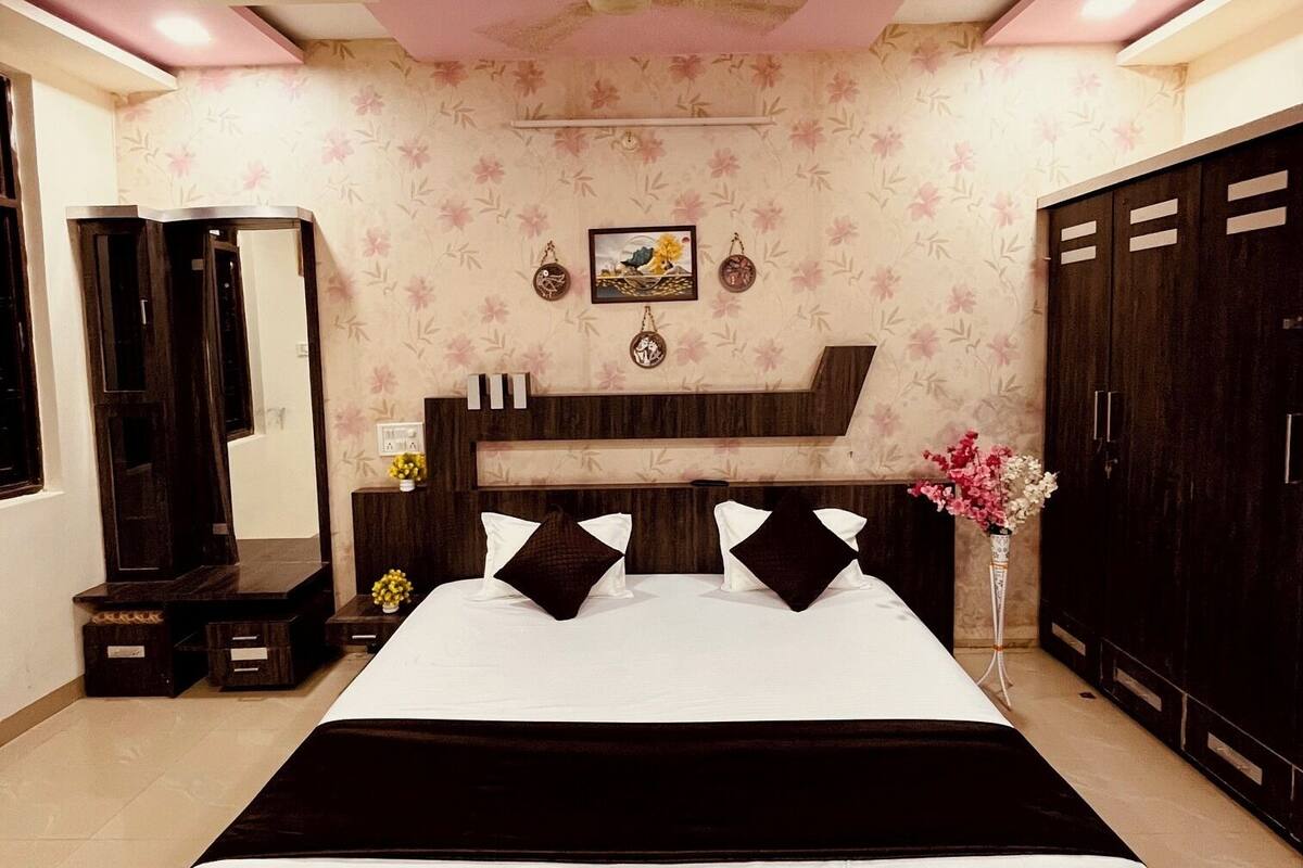 Deluxe-dobbeltværelse - balkon - byudsigt | Skrivebord, gratis Wi-Fi, sengetøj