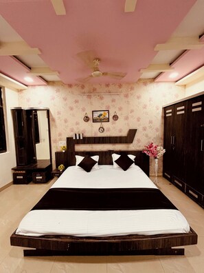 Egyptian cotton sheets, premium bedding, desk, free WiFi - Gokul hotel (Maheshwar)