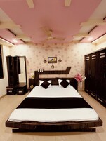 Quarto casal luxo, sacada, vista para a cidade | Roupas de cama de algodão egípcio, roupas de cama premium, escrivaninha
