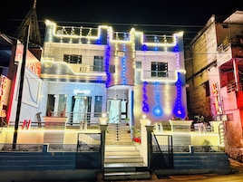 Fachada da propriedade à noite