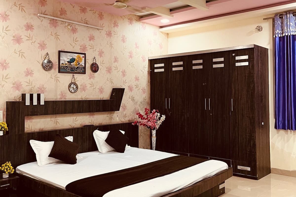 Deluxe-Doppelzimmer, Balkon, Stadtblick | Schreibtisch, kostenloses WLAN, Bettwäsche