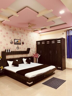Egyptian cotton sheets, premium bedding, desk, free WiFi - Gokul hotel (Maheshwar)