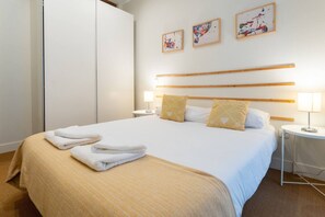 Tabla de planchar con plancha, wifi y ropa de cama 