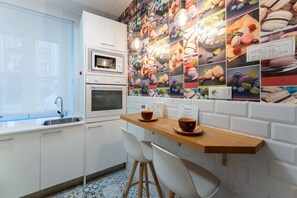 Kühlschrank, Mikrowelle, Ofen, Wasserkocher mit Kaffee-/Teezubehör