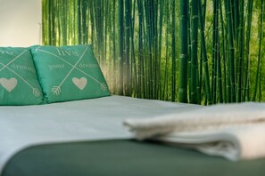 Tabla de planchar con plancha, wifi y ropa de cama 