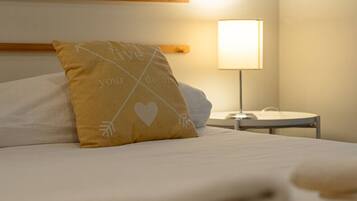 Een strijkplank/strijkijzer, wifi, beddengoed