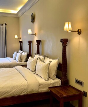 Habitación doble Deluxe, vista al jardín | Escritorio y wifi gratis