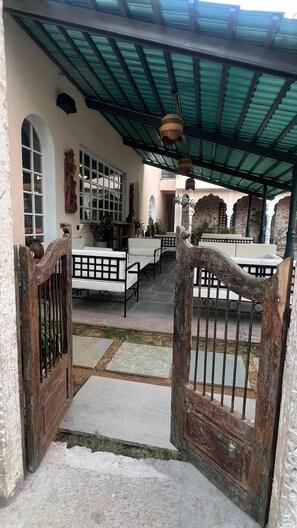 Habitación doble Deluxe, vista al jardín | Área de sala de estar