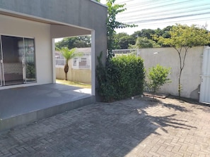 Terrace/patio - Garden House - Beautiful Holiday Home - 500 Meters from the Beach - Pets Allowed (Navegantes)