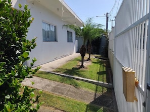 Property grounds - Garden House - Beautiful Holiday Home - 500 Meters from the Beach - Pets Allowed (Navegantes)