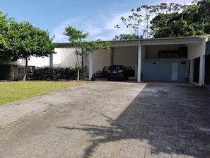 Property grounds - Garden House - Beautiful Holiday Home - 500 Meters from the Beach - Pets Allowed (Navegantes)