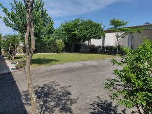 Property grounds - Garden House - Beautiful Holiday Home - 500 Meters from the Beach - Pets Allowed (Navegantes)