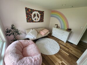 Smart TV - Adorable 3-bedroom 2-bath House in quiet, safe, kid/pet friendly neighborhood. (Enfield)