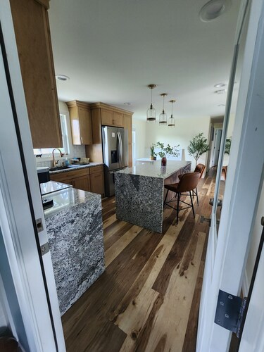 Adorable 3-bedroom 2-bath House in quiet, safe, kid/pet friendly neighborhood.