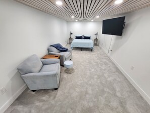 3 habitaciones, tabla de planchar con plancha, wifi y ropa de cama 