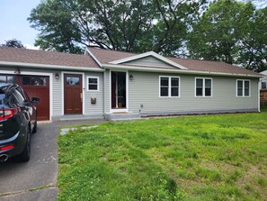 Exterior - Adorable 3-bedroom 2-bath House in quiet, safe, kid/pet friendly neighborhood. (Enfield)